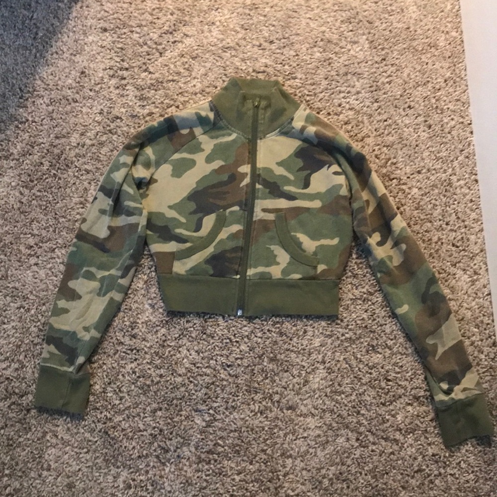 Cropped camo sweatshirt